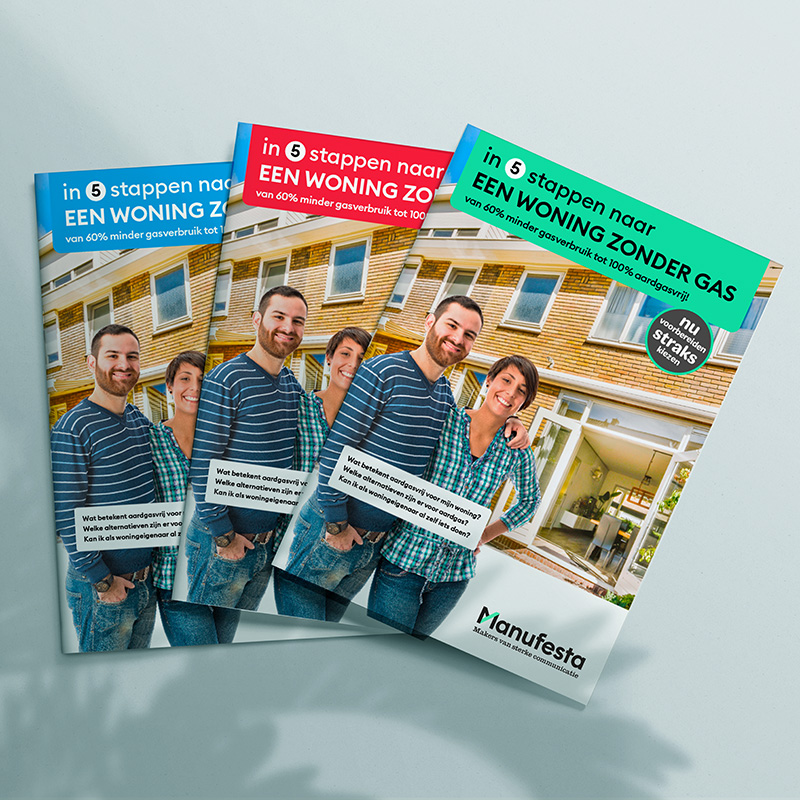 drie omslagen van de folder met een blauwe, rode en groene kop