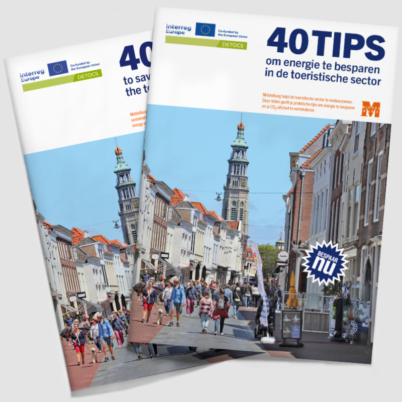 mock up met 2 folders ‘40 tips om energie te besparen in de tperistische sector’ met een foto van de binnenstad van Middelburg