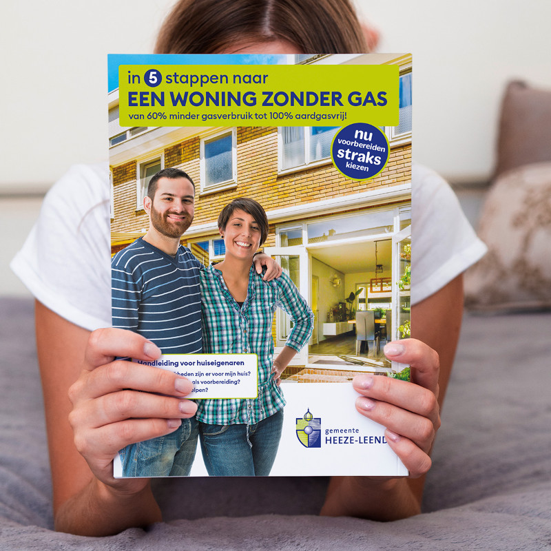 jonge vrouw ligt op de grond en houdt de handleiding vast