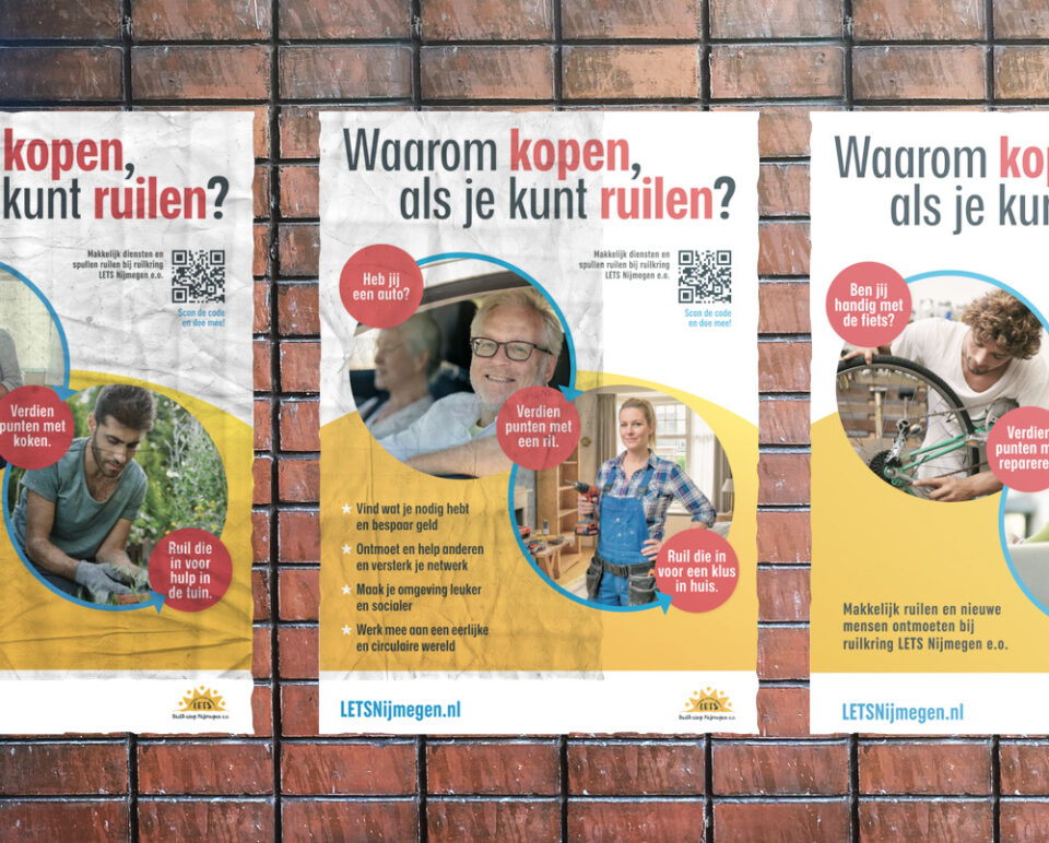 Serie affiches op muur