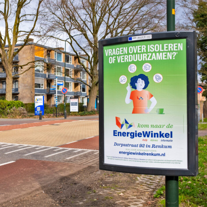 Sandwichbord op straat met affiche met flatgebouw op de achtergrond