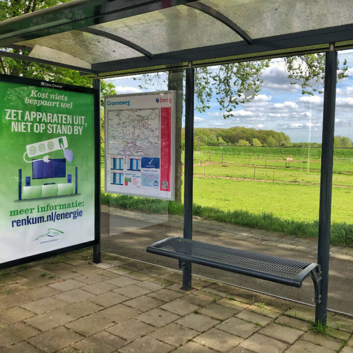 Affiche in een Abri met weiland op de achtergrond