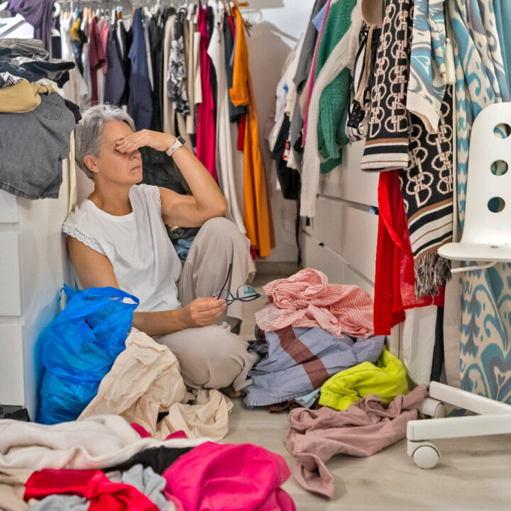 Vrouw omringd door kleren