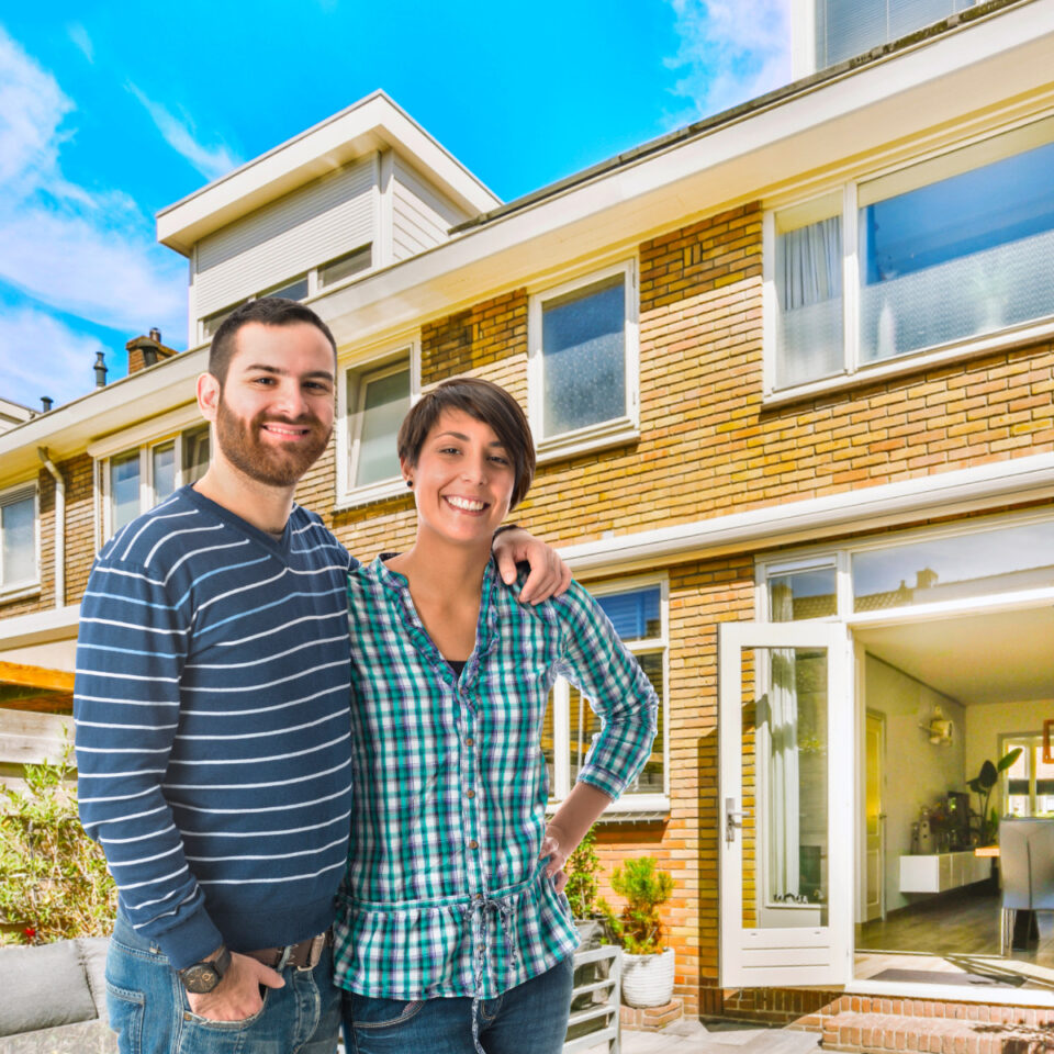 Jong stel voor hun huis
