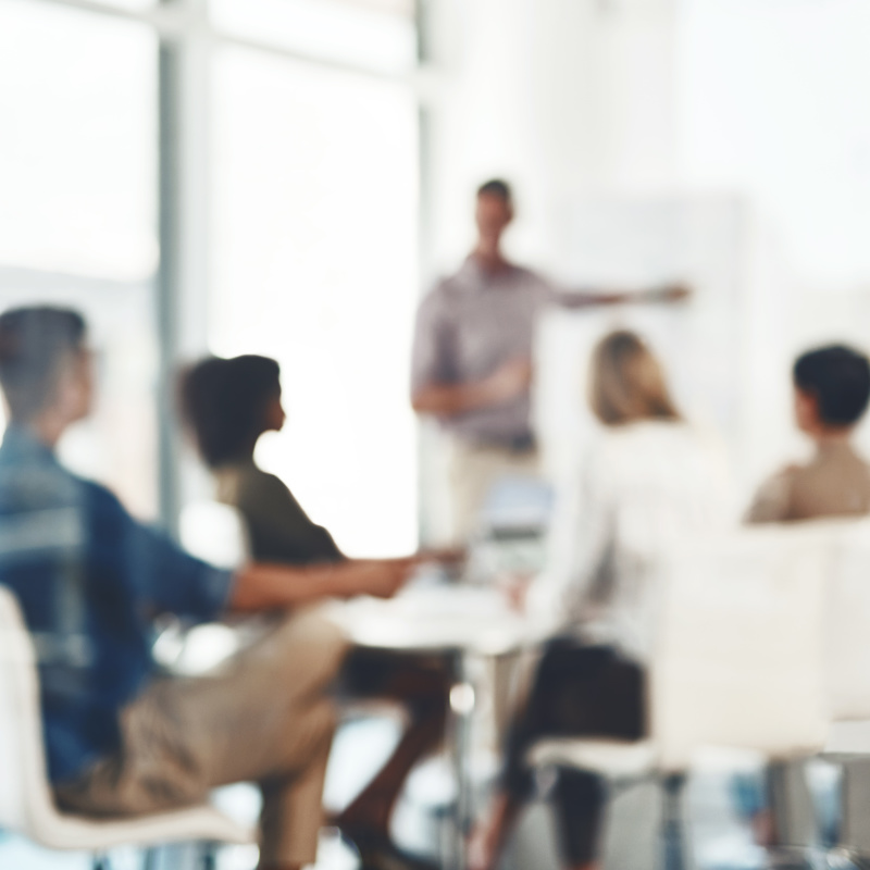 vage foto van groep in overleg